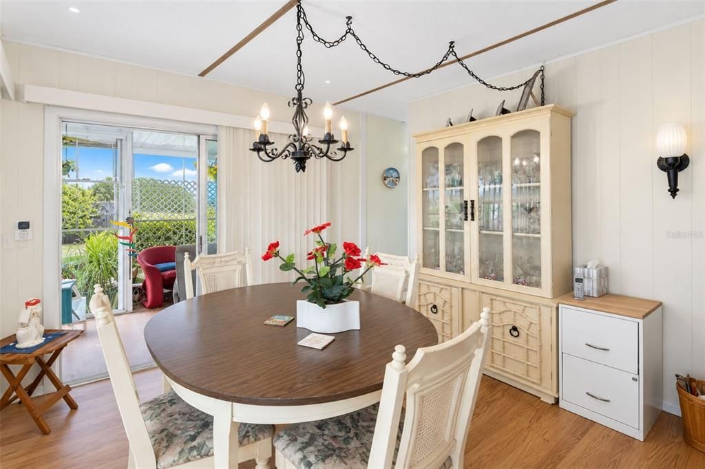 For Sale: $145,000 (2 beds, 1 baths, 731 Square Feet)