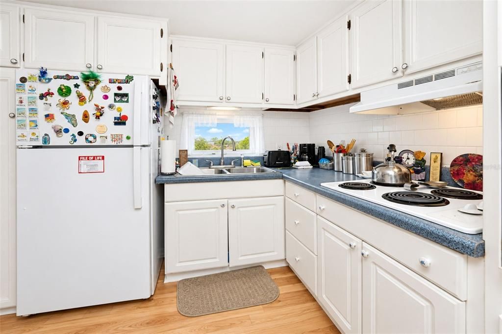 For Sale: $145,000 (2 beds, 1 baths, 731 Square Feet)