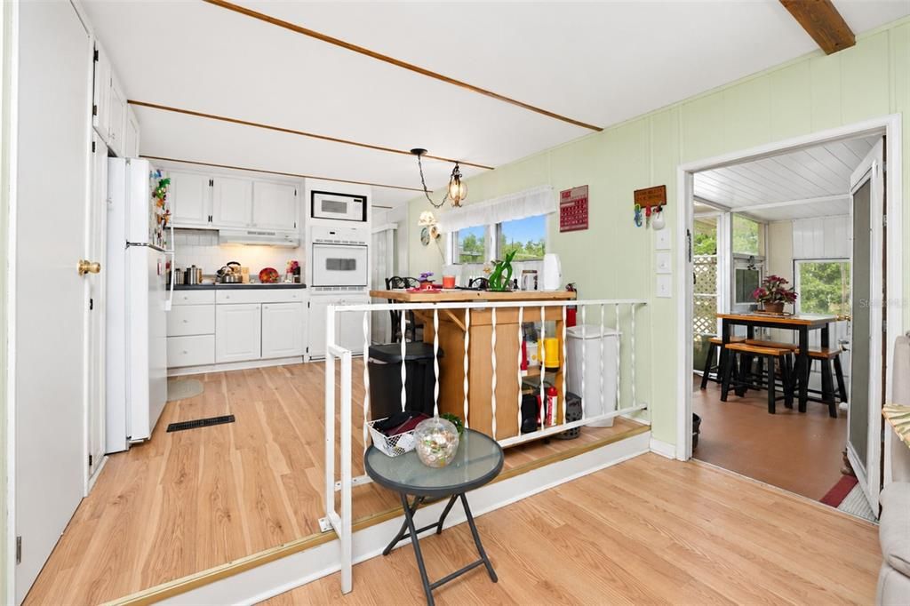For Sale: $145,000 (2 beds, 1 baths, 731 Square Feet)