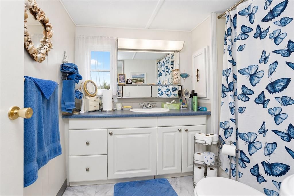 For Sale: $145,000 (2 beds, 1 baths, 731 Square Feet)