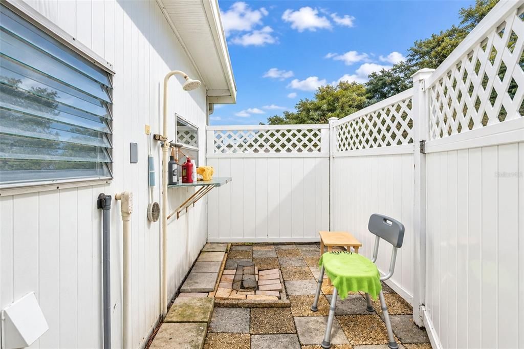 For Sale: $145,000 (2 beds, 1 baths, 731 Square Feet)