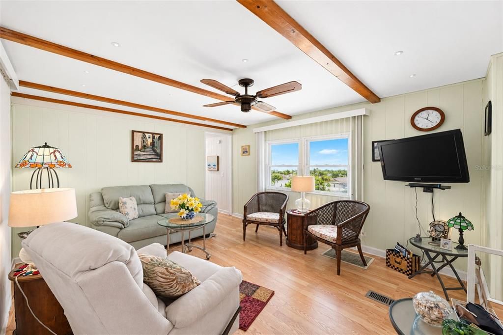 For Sale: $145,000 (2 beds, 1 baths, 731 Square Feet)
