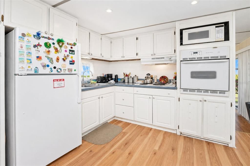 For Sale: $145,000 (2 beds, 1 baths, 731 Square Feet)