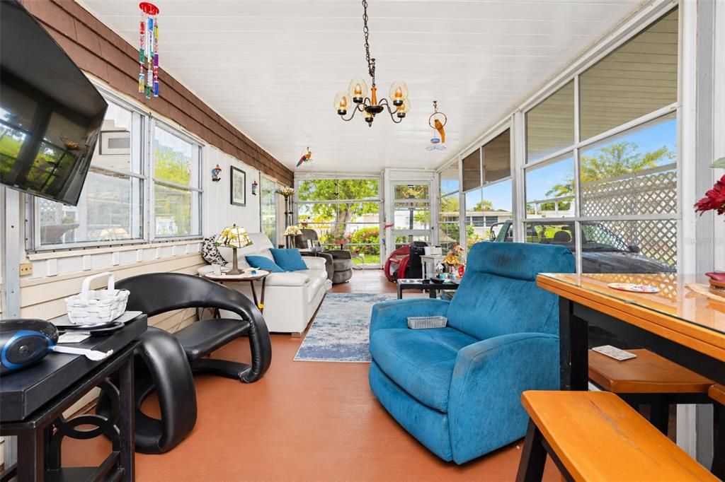 For Sale: $145,000 (2 beds, 1 baths, 731 Square Feet)
