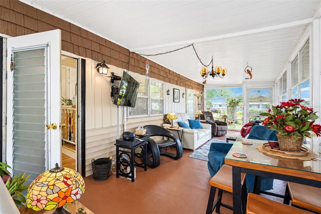 For Sale: $145,000 (2 beds, 1 baths, 731 Square Feet)