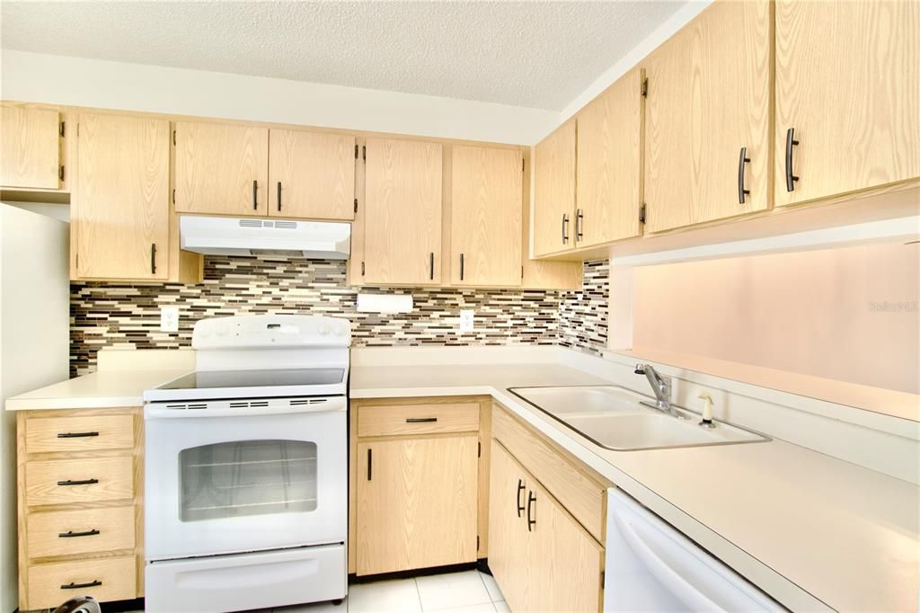 На продажу: $159,000 (2 спален, 1 ванн, 888 Квадратных фут)