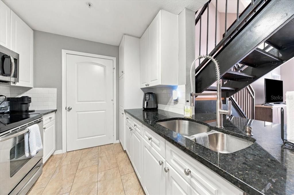 For Sale: $305,000 (2 beds, 2 baths, 1215 Square Feet)