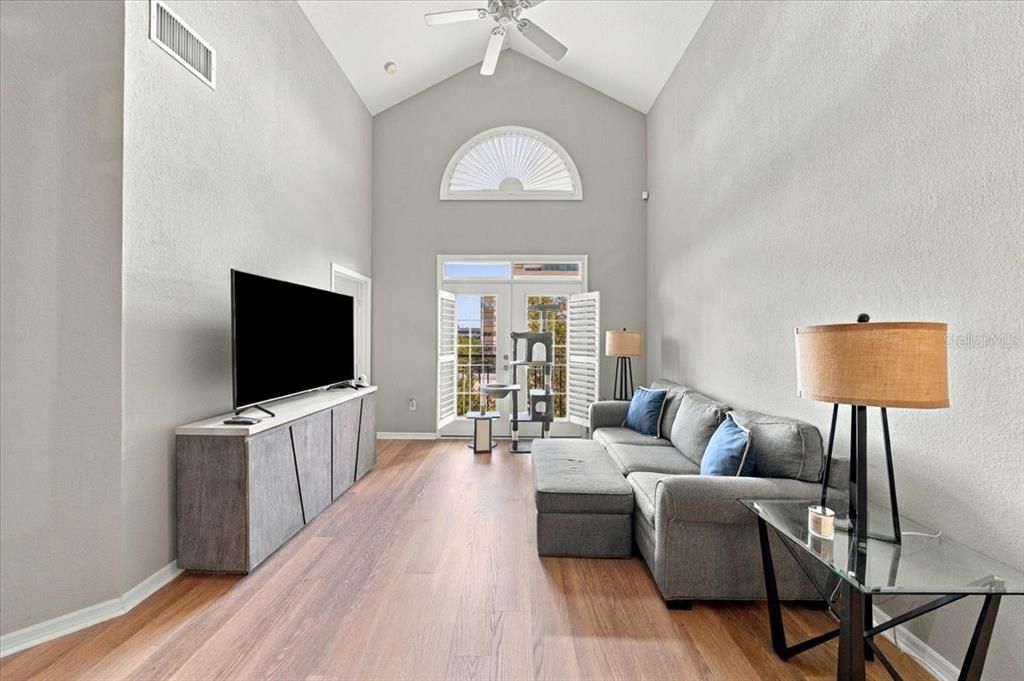 For Sale: $305,000 (2 beds, 2 baths, 1215 Square Feet)