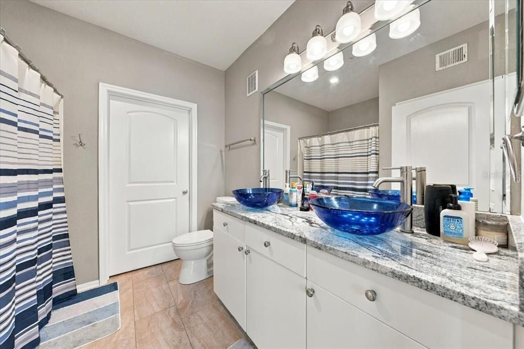 For Sale: $305,000 (2 beds, 2 baths, 1215 Square Feet)
