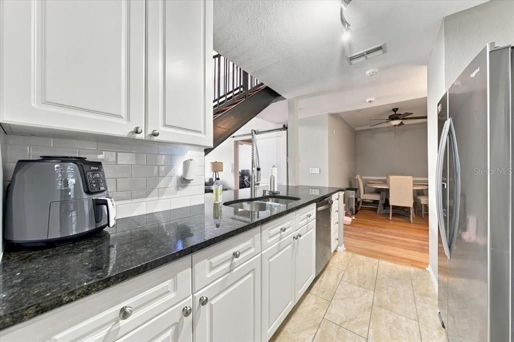 For Sale: $305,000 (2 beds, 2 baths, 1215 Square Feet)