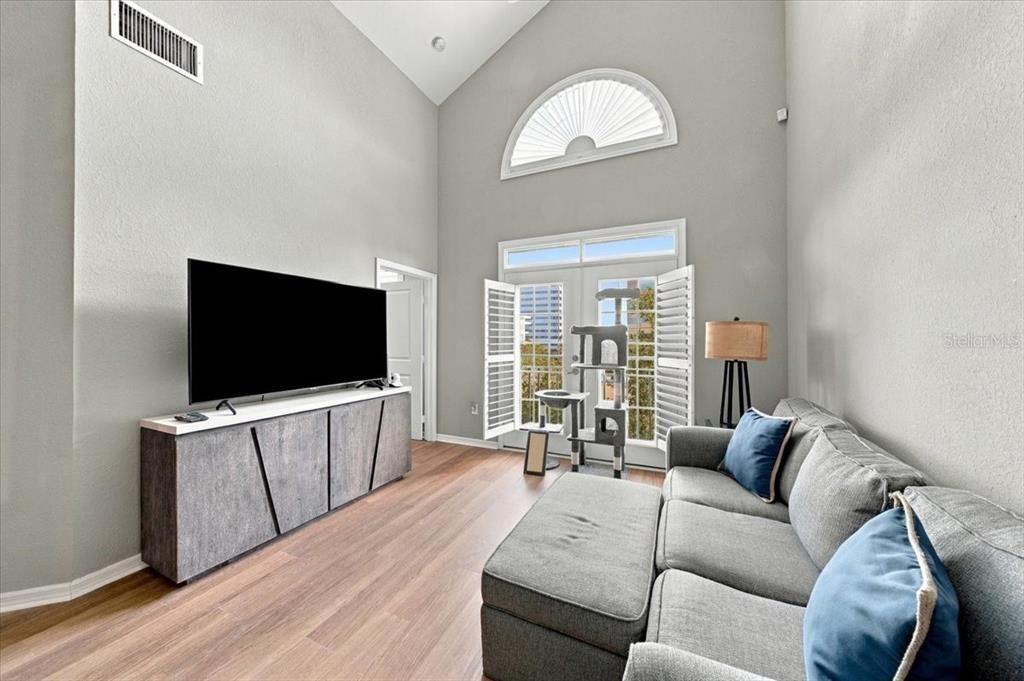 For Sale: $305,000 (2 beds, 2 baths, 1215 Square Feet)