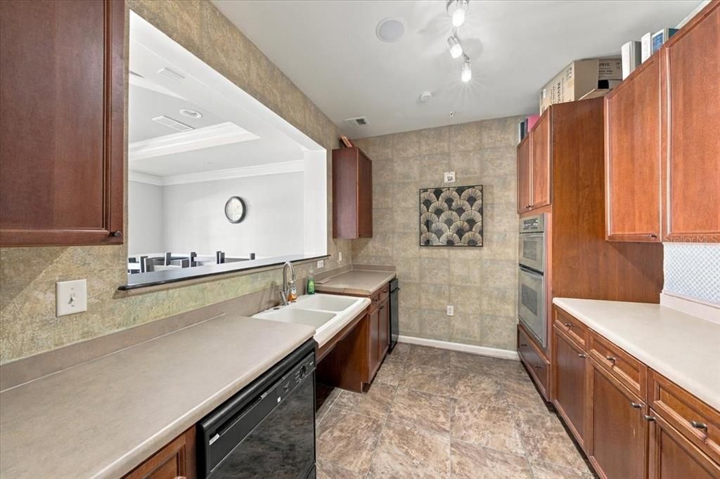 For Sale: $305,000 (2 beds, 2 baths, 1215 Square Feet)
