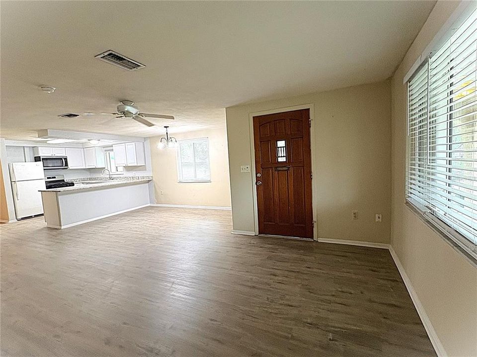 В аренду: $1,550 (1 спален, 1 ванн, 2896 Квадратных фут)