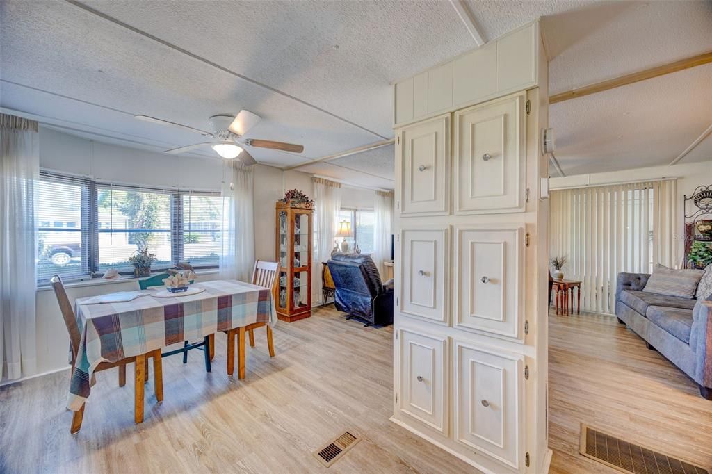 На продажу: $114,999 (2 спален, 1 ванн, 768 Квадратных фут)