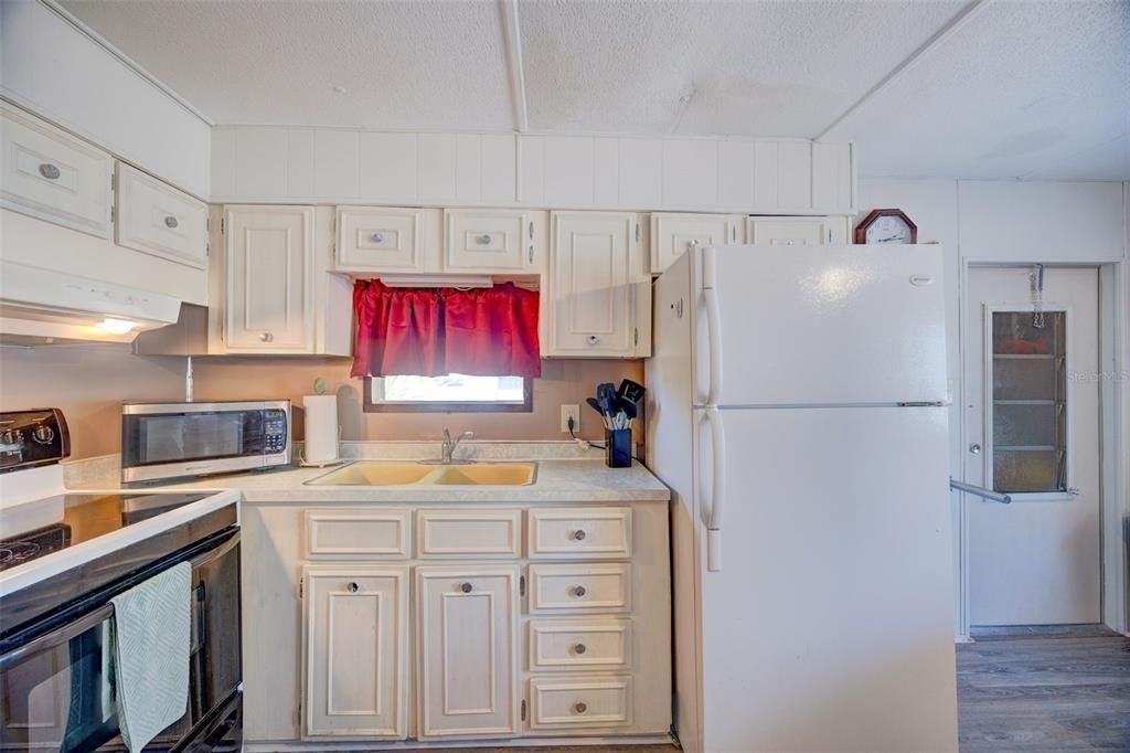 На продажу: $114,999 (2 спален, 1 ванн, 768 Квадратных фут)