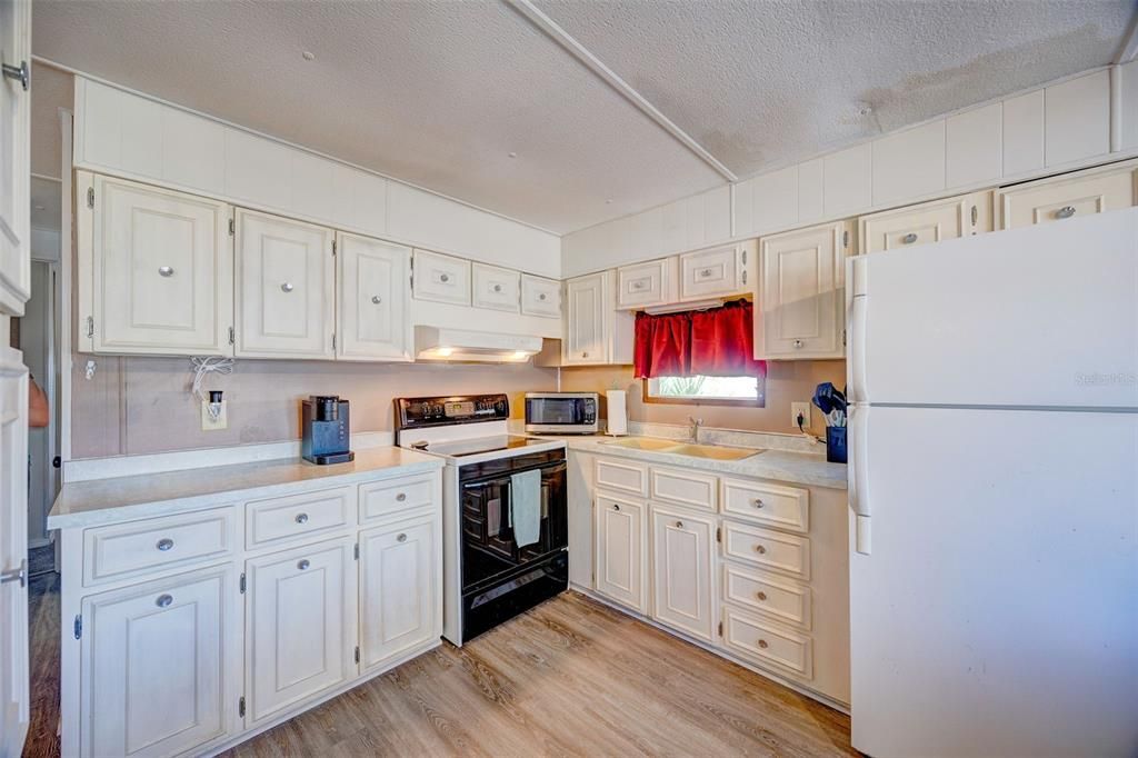 На продажу: $114,999 (2 спален, 1 ванн, 768 Квадратных фут)