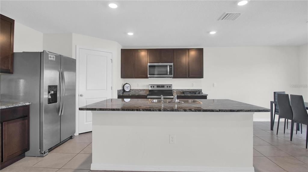 For Rent: $3,200 (5 beds, 3 baths, 2674 Square Feet)