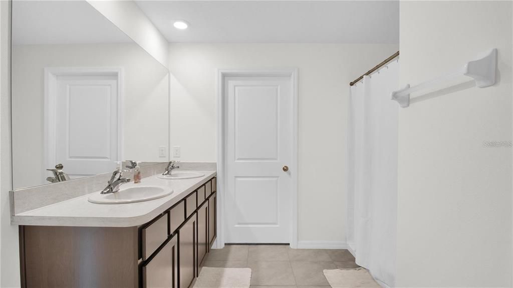 For Rent: $3,200 (5 beds, 3 baths, 2674 Square Feet)