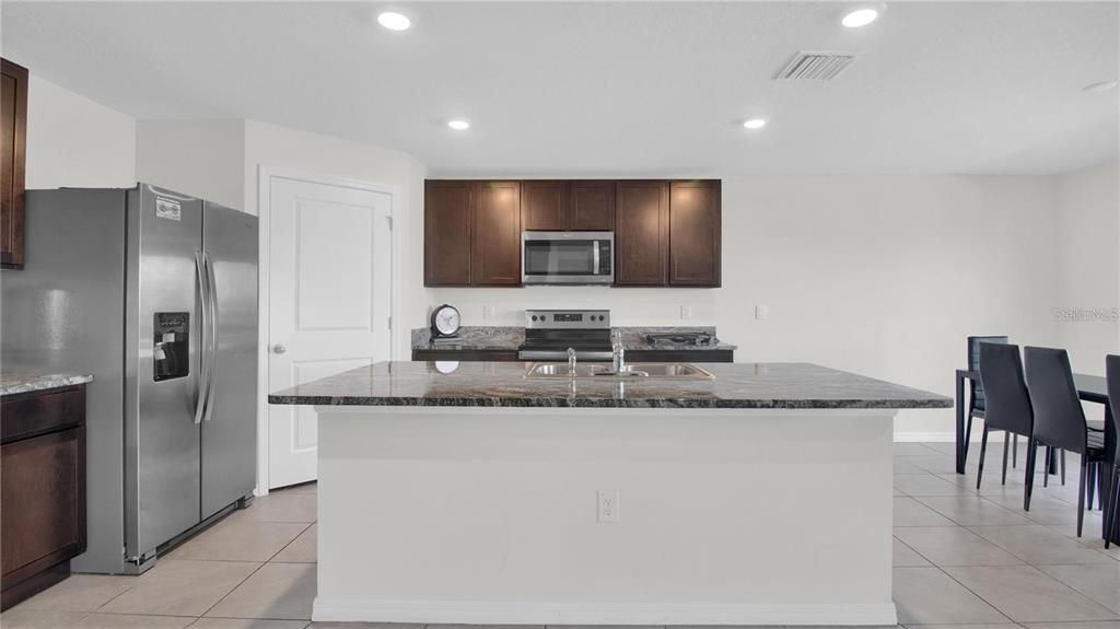 For Rent: $3,200 (5 beds, 3 baths, 2674 Square Feet)