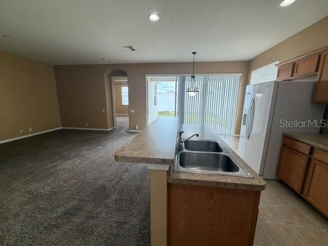 For Rent: $2,000 (3 beds, 2 baths, 1979 Square Feet)