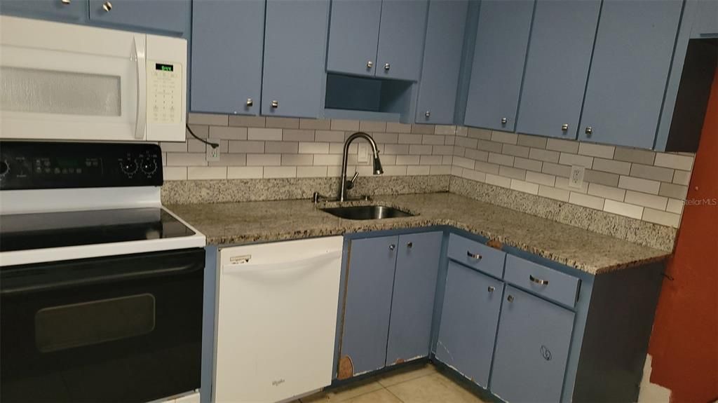 На продажу: $149,900 (2 спален, 2 ванн, 825 Квадратных фут)