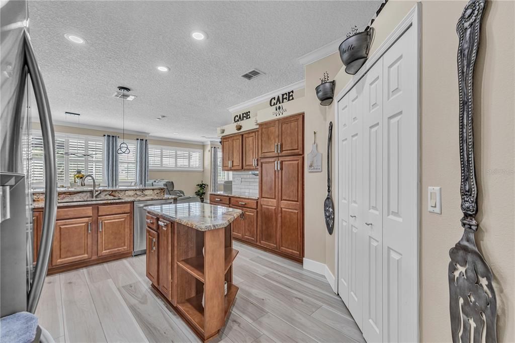 En Venta: $469,900 (4 camas, 2 baños, 2282 Pies cuadrados)