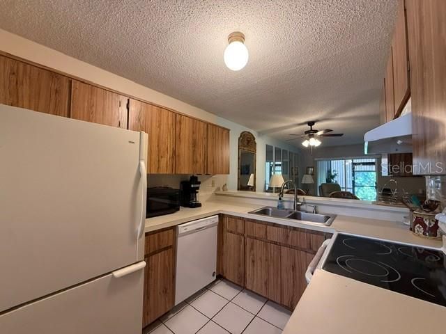 На продажу: $169,900 (2 спален, 2 ванн, 960 Квадратных фут)