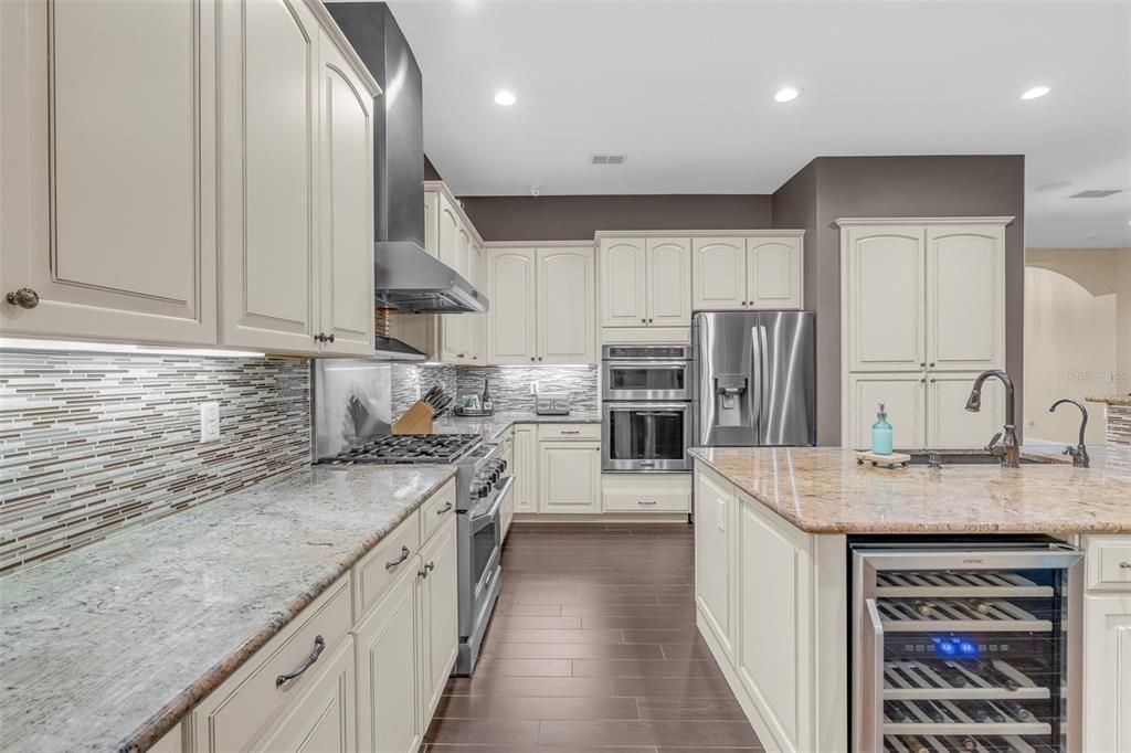 En Venta: $650,000 (4 camas, 3 baños, 3550 Pies cuadrados)