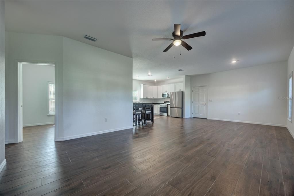 For Sale: $319,000 (3 beds, 2 baths, 1371 Square Feet)