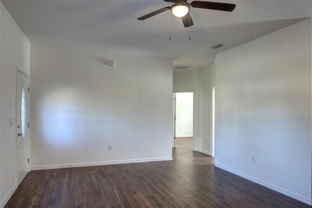 For Sale: $319,000 (3 beds, 2 baths, 1371 Square Feet)