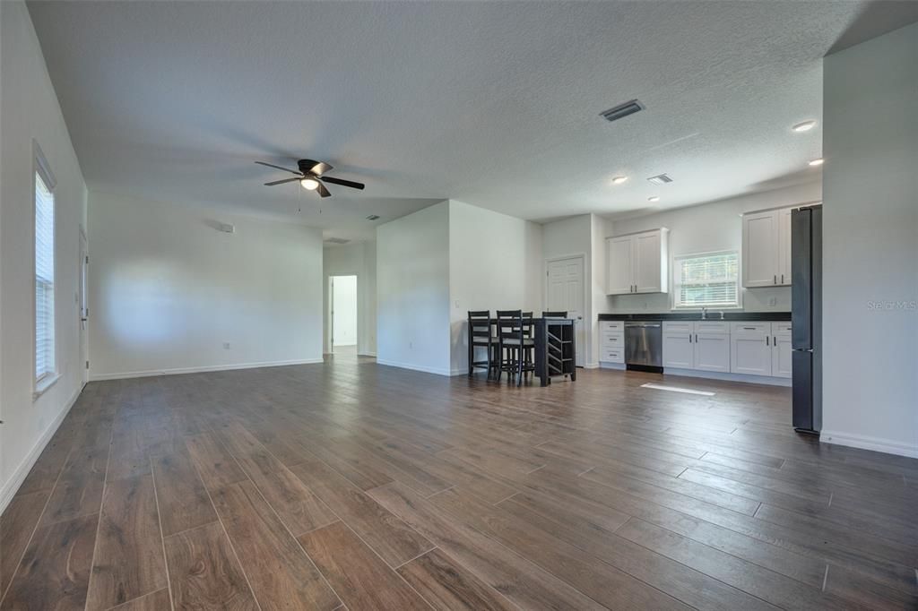 For Sale: $319,000 (3 beds, 2 baths, 1371 Square Feet)