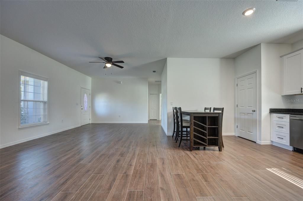 For Sale: $319,000 (3 beds, 2 baths, 1371 Square Feet)
