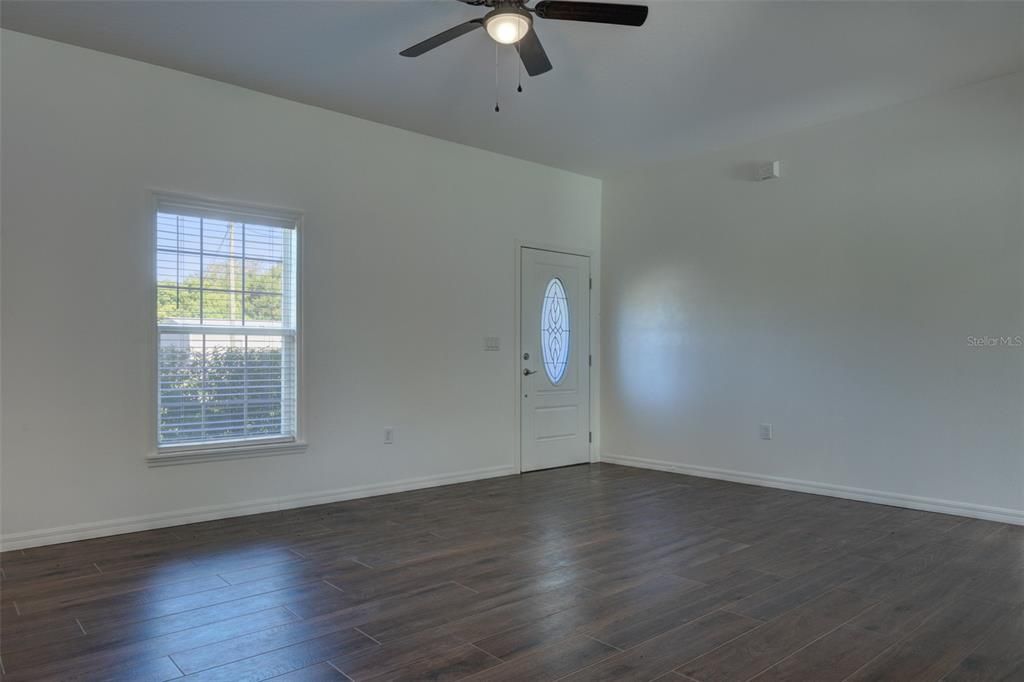 For Sale: $319,000 (3 beds, 2 baths, 1371 Square Feet)