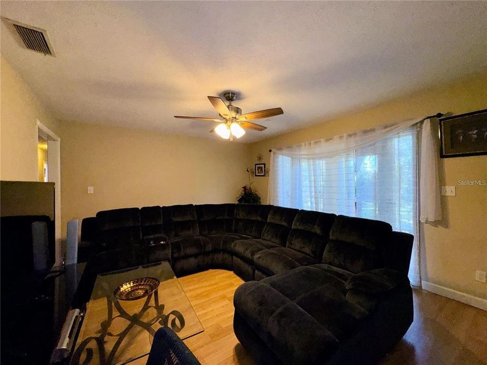В аренду: $2,300 (3 спален, 2 ванн, 1645 Квадратных фут)