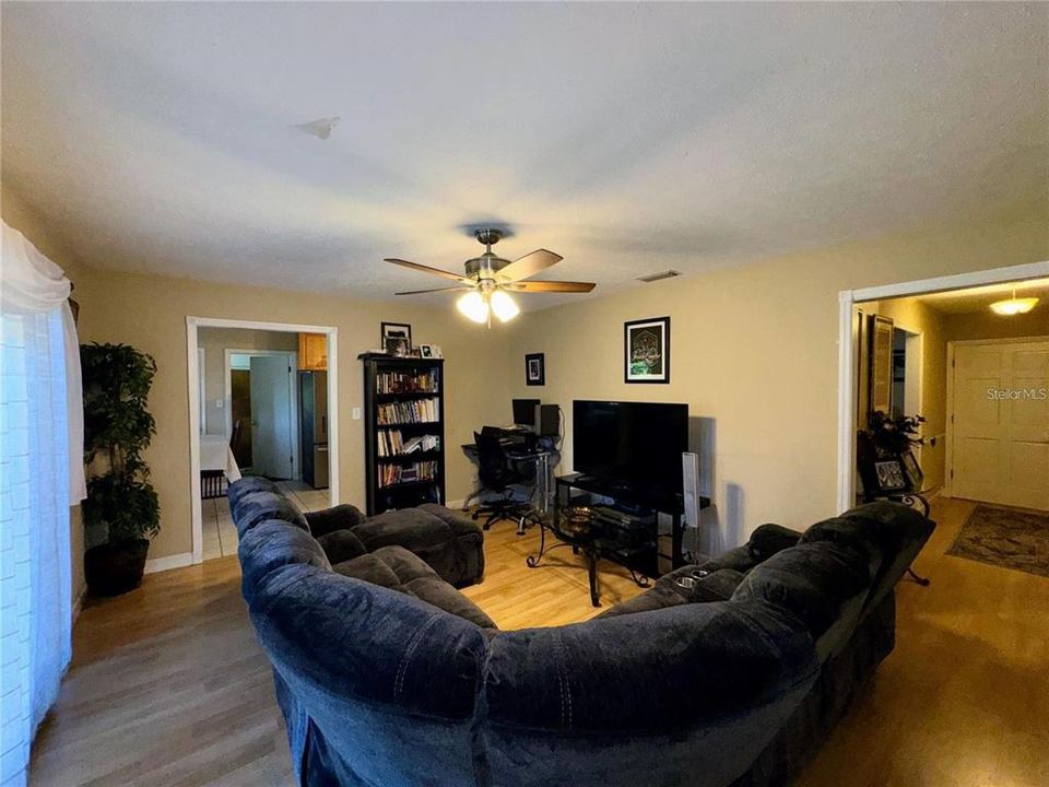 В аренду: $2,300 (3 спален, 2 ванн, 1645 Квадратных фут)