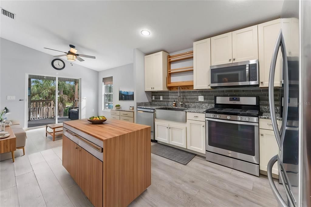 For Sale: $469,900 (2 beds, 2 baths, 1058 Square Feet)