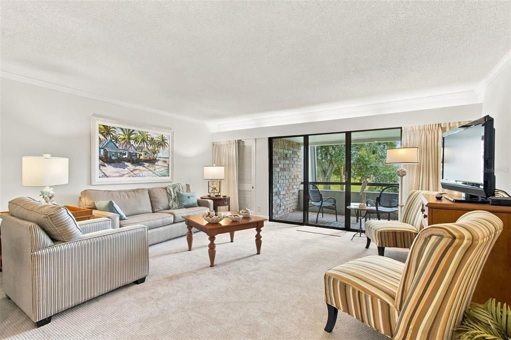For Sale: $269,000 (1 beds, 1 baths, 825 Square Feet)