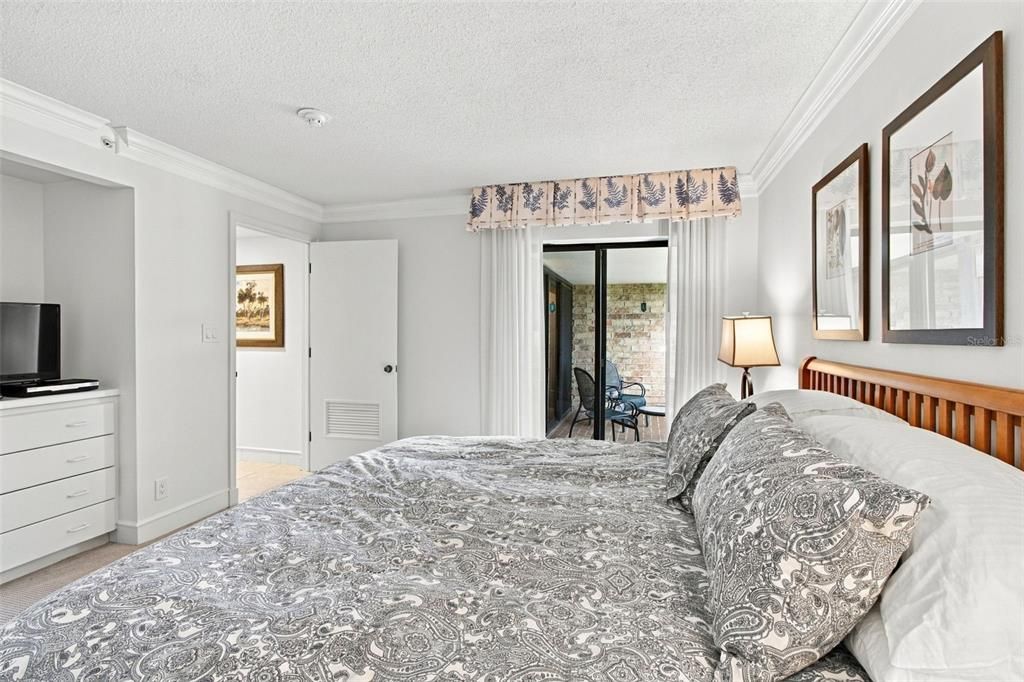 For Sale: $269,000 (1 beds, 1 baths, 825 Square Feet)