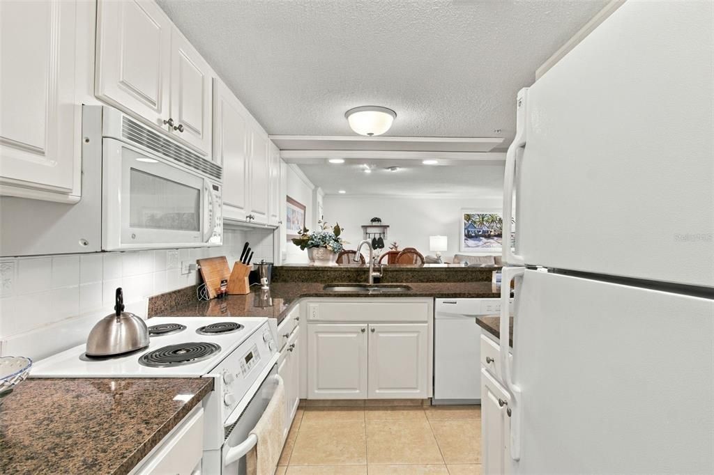 For Sale: $269,000 (1 beds, 1 baths, 825 Square Feet)