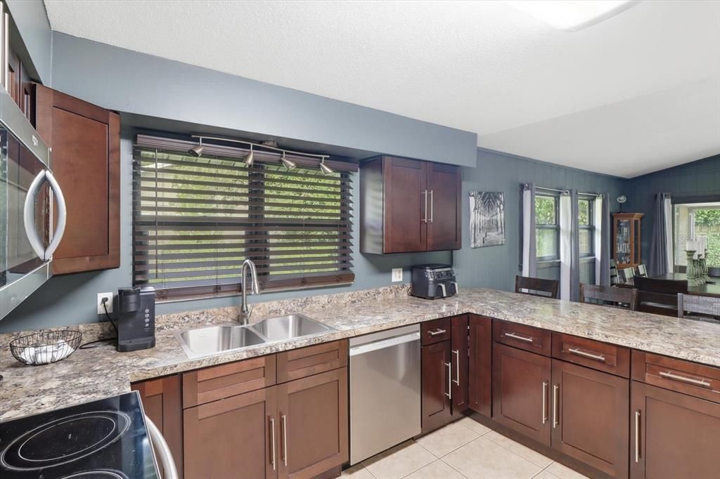 For Sale: $294,900 (3 beds, 2 baths, 1712 Square Feet)