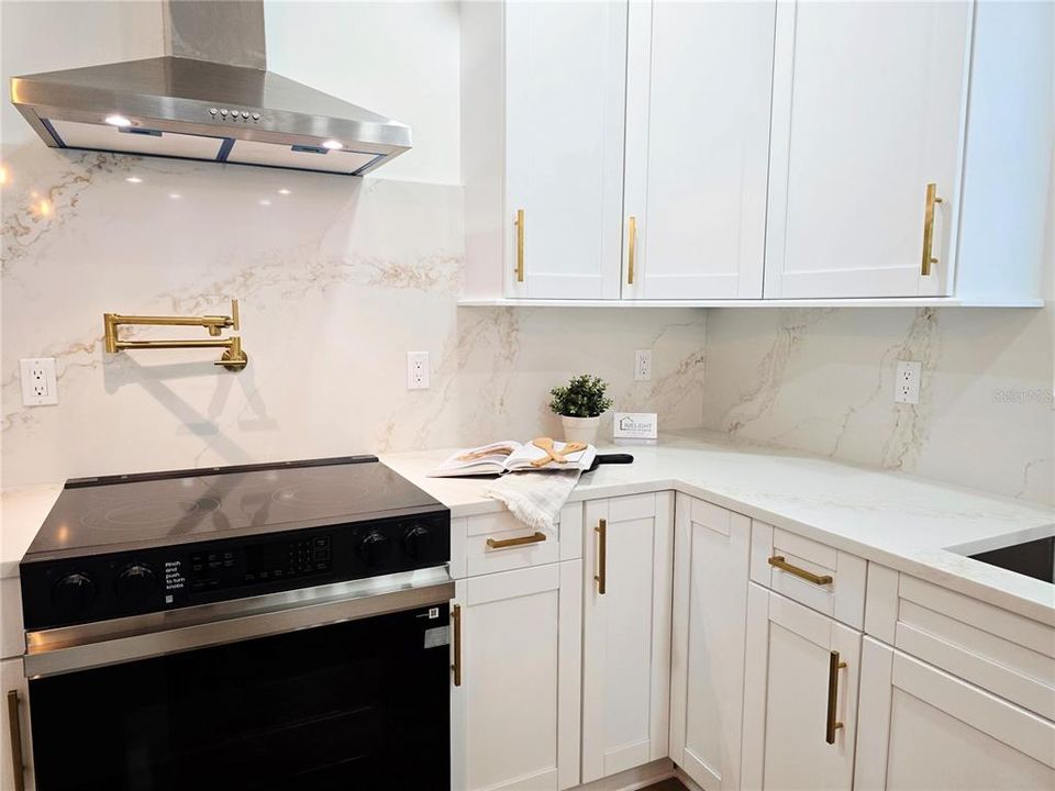For Sale: $595,000 (3 beds, 2 baths, 1924 Square Feet)