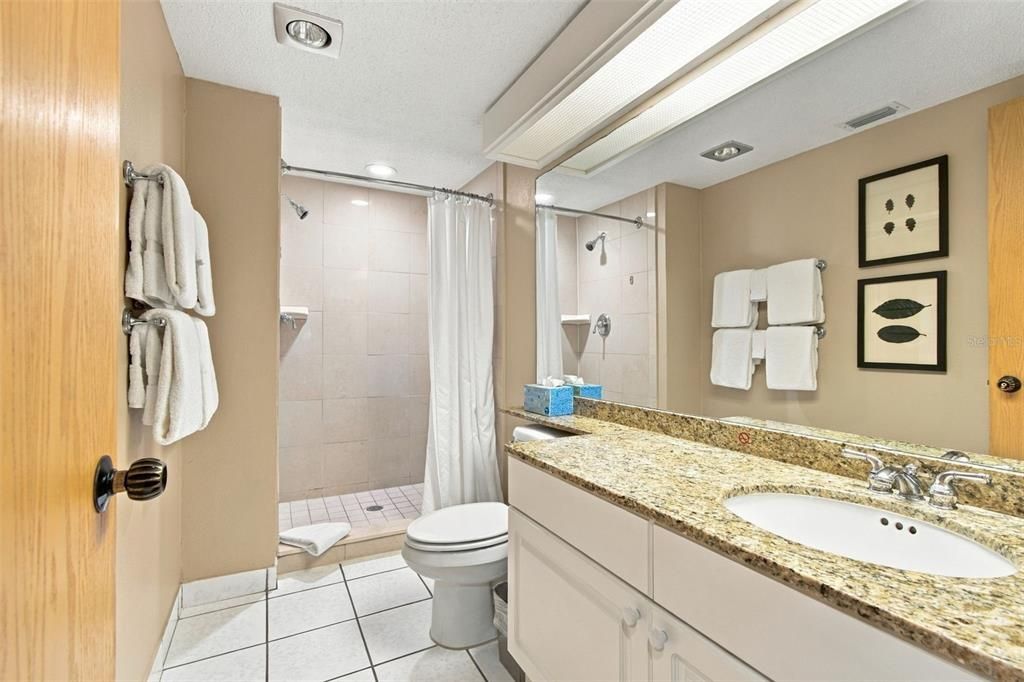 На продажу: $379,900 (2 спален, 2 ванн, 1210 Квадратных фут)