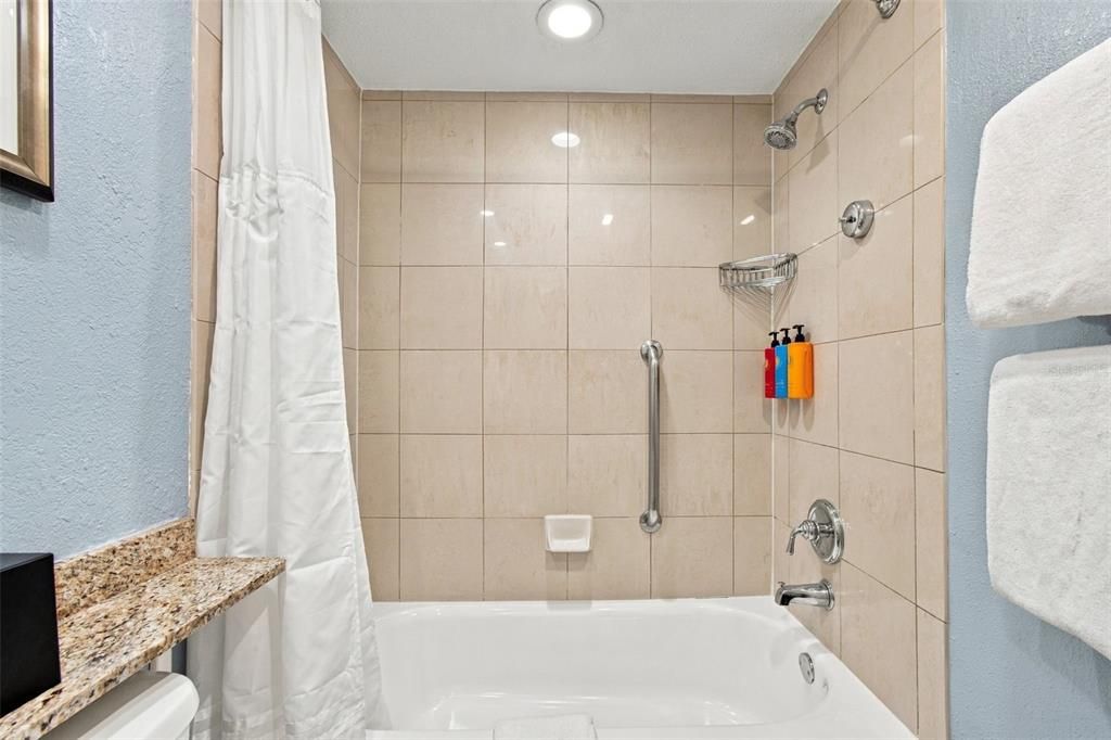 На продажу: $379,900 (2 спален, 2 ванн, 1210 Квадратных фут)