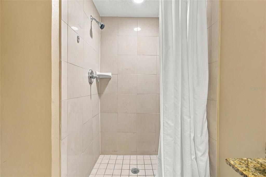 На продажу: $379,900 (2 спален, 2 ванн, 1210 Квадратных фут)