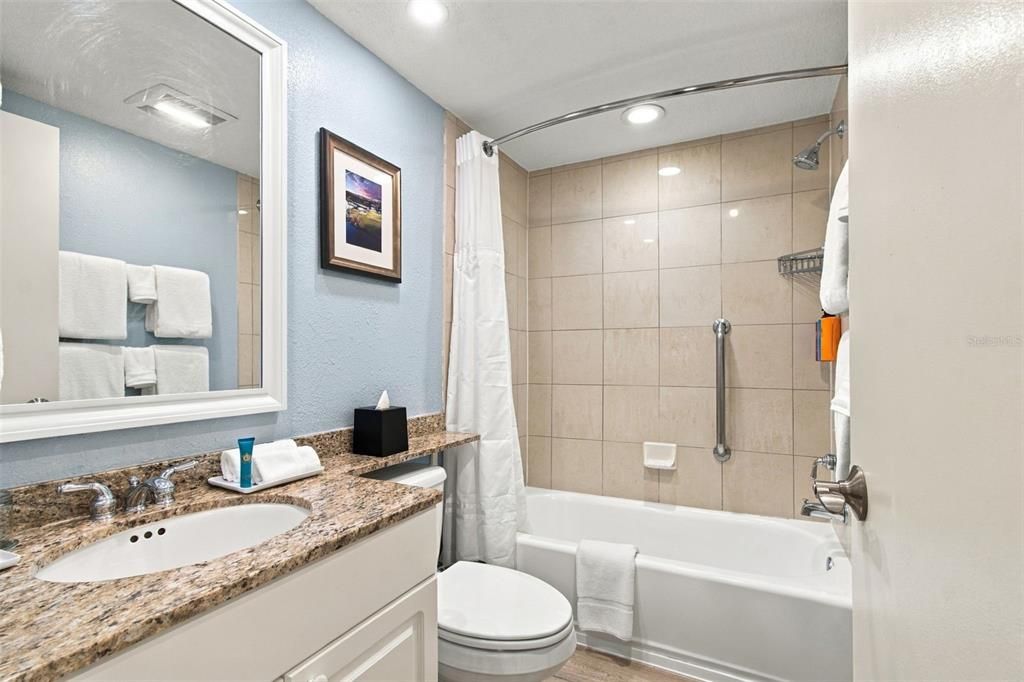 На продажу: $379,900 (2 спален, 2 ванн, 1210 Квадратных фут)