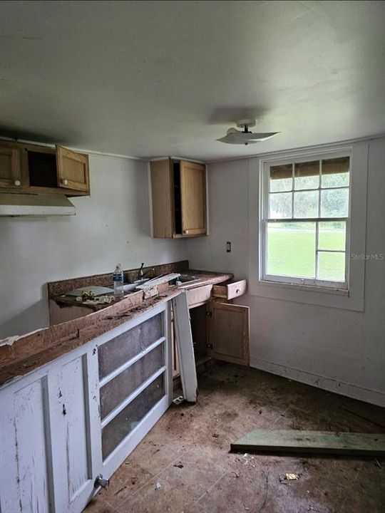 For Sale: $125,000 (3 beds, 1 baths, 928 Square Feet)