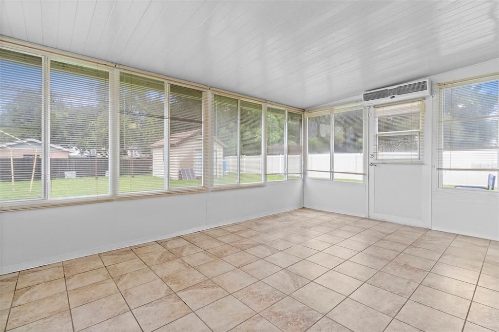 Active With Contract: $205,000 (3 beds, 2 baths, 1108 Square Feet)