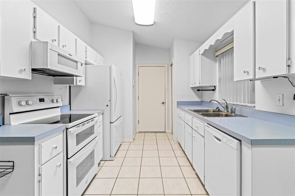 Active With Contract: $205,000 (3 beds, 2 baths, 1108 Square Feet)