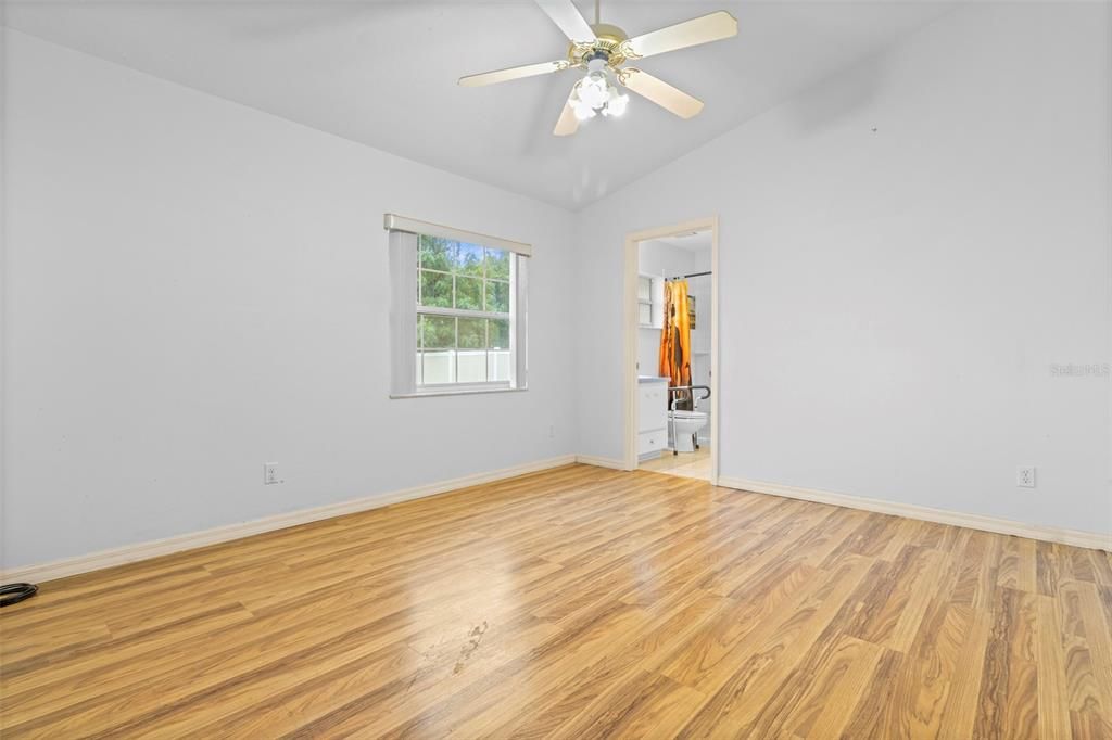 Active With Contract: $205,000 (3 beds, 2 baths, 1108 Square Feet)