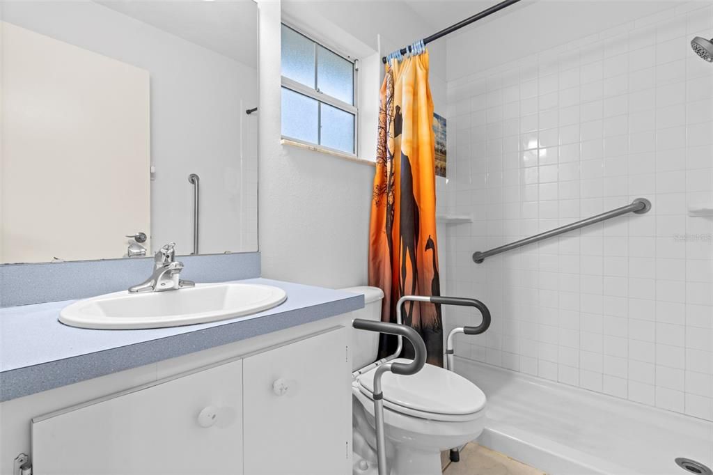 Active With Contract: $205,000 (3 beds, 2 baths, 1108 Square Feet)